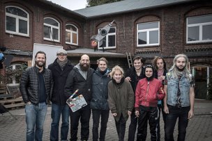 Sebastian Zühr (Produzent), Benjamin Seikel (Produzent), Jakob Lass (Regie), Timon Schäppi (Kamera), Martina Schöne-Radunski, Niklas Bruhn, Esther Blankenhagel, Mathias Bloech, Johannes Haas (v.l.n.r.) am Set von "So was von da" vor dem "Rakete Club" Hamburg am 17. Oktober 2016 "So was von da", Quelle: DCM, DIF, © DCM, Georges Pauly