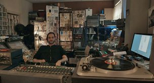 Ricardo Villalobos in "Denk ich an Deutschland in der Nacht" (2015-17) "Denk ich an Deutschland in der Nacht", © 2016 Arden Film