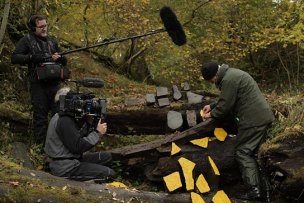 Douglas Fairgrieve, Andy Goldsworthy, Thomas Riedelsheimer (v.l.n.r.) bei den Dreharbeiten zu "Leaning into the Wind - Andy Goldsworthy" (2017) "Leaning into the Wind ", Quelle: Piffl Medien, DIF, © Piffl Medien