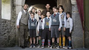 Henning Baum (vorne, links), Maurizio Magno (vorne, 5.v.l.), Benedict Glöckle (vorne, 6.v.l.), Sophie Rois (hinten, 2.v.l.), Alexander Beyer (hinten, Mitte) in "Burg Schreckenstein 2 - Küssen (nicht) verboten" (2017) "Burg Schreckenstein 2", © Concorde, Roxy Film, Christian Hartmann