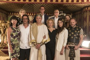 Jutta Müller (Molina Film), Barbara Buhl (WDR), Oskar Roehler (Regie), Oliver Masucci, Holger Fuchs (Concorde Film), Katja Riemann, Gebhard Henke (WDR), Lize Feryn, Petra Müller (Filmstiftung NRW), Samuel Finzi (v.l.n.r.) am Set von "HERRliche Zeiten" (2017/18) "HERRliche Zeiten", © Concorde Film, Molina Film, Tom Trambow