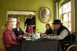 Floriane Daniel, Winnie Böwe, Pierre Sanoussi-Bliss, Margit Bendokat, Walter Plathe (v.l.n.r.) in "Weiber! Schwestern teilen. Alles." (2016) "Weiber! Schwestern teilen. Alles.", Quelle: CROCO Film, DIF