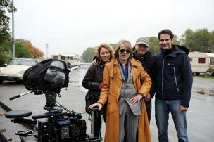 Andrea Schumacher (Co-Autorin / Regieassistenz), Helge Schneider, Volker Voxi Bärenklau (Kameramann), Ulf Israel (Produzent Senator Film) (v.l.n.r.) bei den Dreharbeiten 00 Schneider - Im Wendekreis der Eidechse