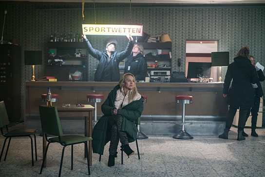 Anna Maria Mühe bei den Dreharbeiten zu "Dogs of Berlin" [Staffel 1] (2018); Quelle: Netflix, DIF, © Sergio Belinchon, Netflix