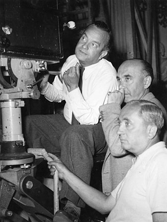 Friedl Behn-Grund (oben), Regisseur Emil Edwin Reinert (2.v.oben) und der Oberbeleuchter bei den Dreharbeiten zu "Maria Theresia" (1951); Quelle: DFF