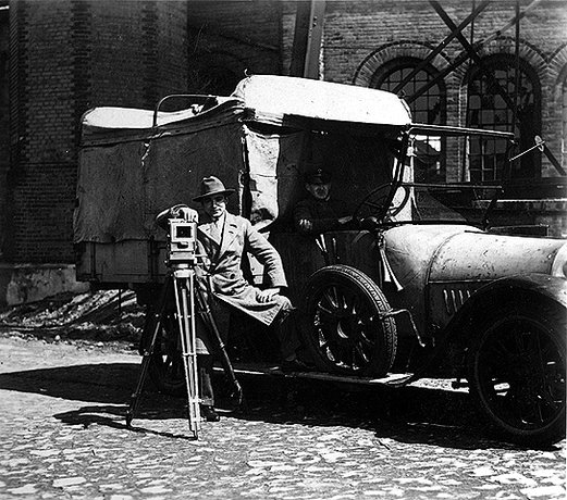 Robert Baberske bei den Dreharbeiten zu "Berlin. Die Sinfonie der Großstadt" (1927); Quelle: SDK