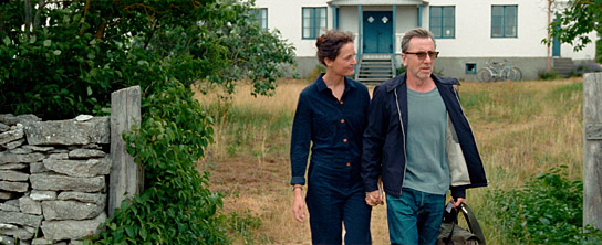 Vicky Krieps, Tim Roth (v.l.n.r.) in "Bergman Island" (2021); Quelle: Weltkino Filmverleih, DFF, © Weltkino Filmverleih