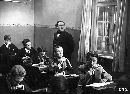 Emil Jannings (stehend), Robert Klein-Lörk (rechts) in "Der blaue Engel" (1926)