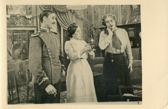 Frida Richard (Mitte), Henny Porten (rechts) in "Ihre Hoheit" (1913)