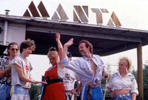 Mario Irrek (2.v.l.), Jennifer Steffens (Mitte), Paul Fassnacht (2.v.r.) in "Manta - Der Film" (1991); Quelle: Senator Film, DFF