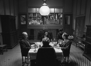 Hippolyte Girardot (links), Stephen Park (hinten), Jeffrey Wright (Mitte) , Mathieu Amalric (rechts) in "The French Dispatch" (2021); Quelle: Walt Disney Studios Motion Pictures Germany, DFF, © 2020 Twentieth Century Fox Film Corporation, Photo Courtesy of Searchlight Pictures