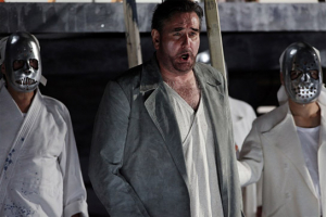 John Treleaven als Äneas in "Die Trojaner" am Staatstheater Karlsruhe ("Son of Cornwall", 2021), Quelle: Der Filmverleih, DFF
