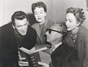 Rock Hudson, Jane Wyman, Detlef Sierck, Agnes Moorehead (v.l.n.r.) bei den Dreharbeiten zu "All That Heaven Allows" (US 1955); Quelle: DFF