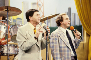 Jay Cass (links) in "Glaube und Währung" (1980)