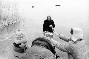 Martin Manz, Jörg Schmidt-Reitwein, Werner Herzog (vorne v.l.n.r.), Maria Pawlowna bei den Dreharbeiten zu "Glocken aus der Tiefe. Glaube und Aberglaube in Rußland" (1993)