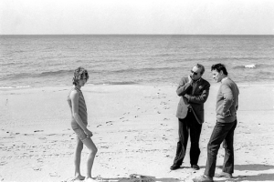Björn Andrésen (links), Luchino Visconti (Mitte) bei den Dreharbeiten zu "Tod in Venedig", 1970/71 ("The Most Beautiful Boy in the World", 2020)