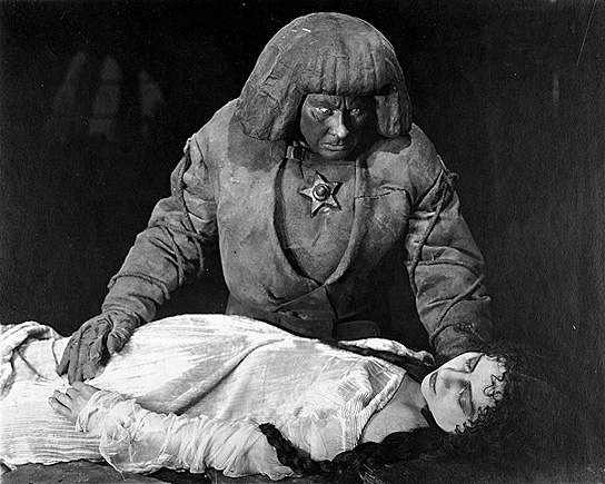 Paul Wegener, Lyda Salmonova in "Der Golem, wie er in die Welt kam" (1920) Der Golem, wie er in die Welt kam, Quelle: Murnau-Stiftung, DIF