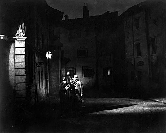 Anton Edthofer, Aud Egede-Nissen, Hans Trautner (v.l.n.r.) in "Die Straße" (1923) Die Straße, Quelle: Murnau-Stiftung, BArch, SDK