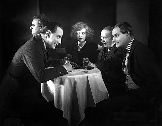 Hans Trautner (links), Eugen Klöpfer (hinten), Aud Egede-Nissen, Leonhard Haskel, Anton Edthofer (v.l.n.r.) in "Die Straße" (1923) Die Straße, Quelle: Murnau-Stiftung, SDK