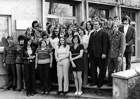 Klassentreffen der Zwanzigjährigen in der Golzower Schule, 1975 ("Lebensläufe. Die Geschichte der Kinder von Golzow in einzelnen Portraits", 1981); Quelle: BArch, FMP, © DEFA-Stiftung, Reinhard Podzuweit