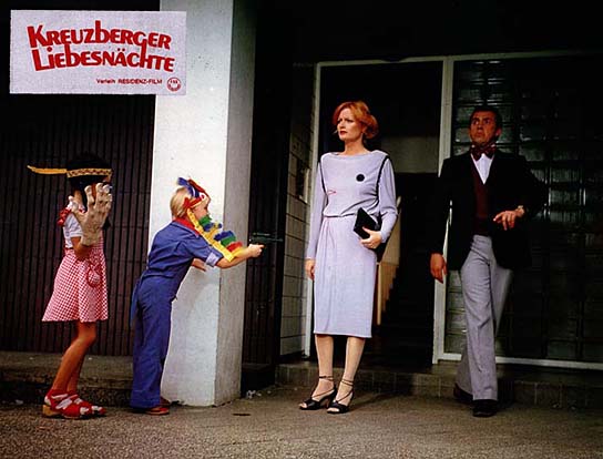 Gertie Honeck (3.v.l.), Horst Pinnow (rechts) in "Kreuzberger Liebesnächte" (1980)