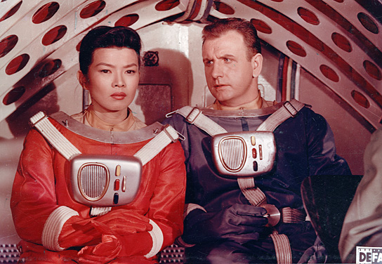 Yoko Tani (als Sumiko) und Günther Simon (als Brinkmann) in "Der schweigende Stern" (1959/60) Der schweigende Stern, © DEFA-Stiftung, Waltraut Pathenheimer