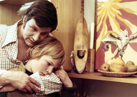 Peter Aust (als Vater) und Peter Welz (als Matthias) in "Ikarus" (1974/75) Ikarus, Quelle: DEFA-Stiftung, © DEFA-Stiftung, Norbert Kuhröber