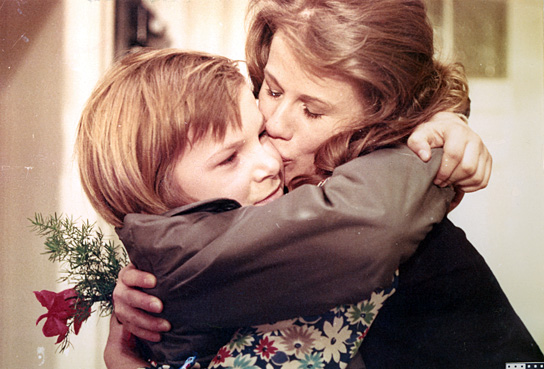 Peter Welz (als Matthias) und Karin Gregorek (als Mutter) in "Ikarus" (1974/75) Ikarus, Quelle: DEFA-Stiftung, © DEFA-Stiftung, Norbert Kuhröber