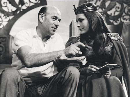 Artur Brauner, Karin Dor bei den Dreharbeiten zu "Die Nibelungen" (1966) 