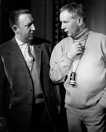 Werner Schlagge, Helmut Käutner (v.l.n.r.) bei den Dreharbeiten zu "Das Glas Wasser" (1960) Helmut Käutner