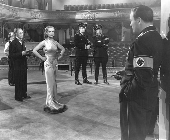 Charles Halton (2.v.l.), Carole Lombard, Jack Benny (rechts) in "To Be or Not to Be" (1941/42) "To Be or Not to Be", Quelle: DIF