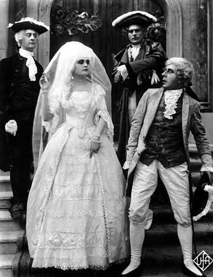 Paul Biensfeld (links), Pola Negri, Eduard von Winterstein (rechts) in "Madame Dubarry" (1919) Madame Dubarry, Quelle: Murnau-Stiftung, DIF