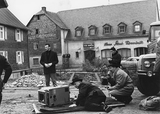 Helmut Käutner (liegend) bei den Dreharbeiten zu "Schwarzer Kies" (1960/61) "Schwarzer Kies"