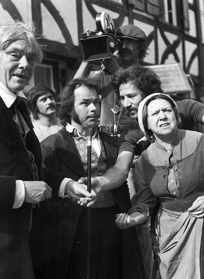 Walter Ladengast, Bruno S., Werner Herzog, Brigitte Mira (vorne v.l.n.r.), Joschi Arpa, Jörg Schmidt-Reitwein (hinten v.l.n.r.) bei den Dreharbeiten zu "Jeder für sich und Gott gegen alle" (1974) Jeder für sich und Gott gegen alle