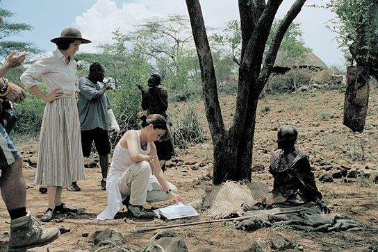 Juliane Köhler, Caroline Link (1.+2.v.l.) bei den Dreharbeiten zu "Nirgendwo in Afrika" (2001) Nirgendwo in Afrika, Quelle: Constantin, DIF