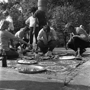 Lilith Ungerer, Harry Baer (Mitte, stehend), Rainer Werner Fassbinder (Mitte, hockend), Michael Fengler (rechts) (Dreharbeiten) Die Niklashauser Fart