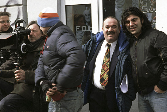 Güven Kiraç (2.v.r.), Fatih Akin (rechts) bei den Dreharbeiten zu "Gegen die Wand" (2003/04) Gegen die Wand, Quelle: Timebandits, DIF, © Andreas Thiel