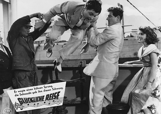 Peer Schmidt (2.v.l.), Paul Hubschmid (3.v.l.), Ina Peters (rechts) in "Glückliche Reise" (1954) Glückliche Reise