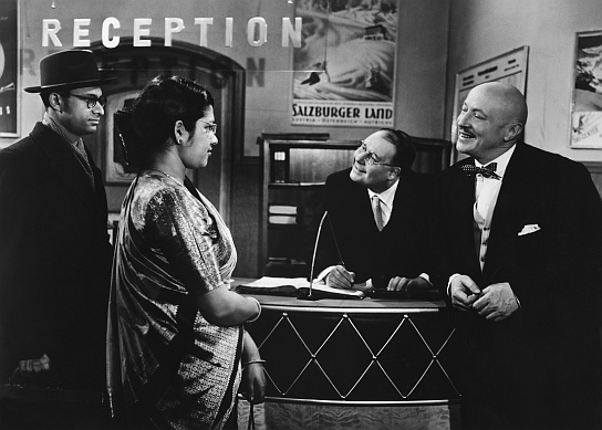 Heinz Erhardt (2.v.r.), Hubert von Meyerinck (rechts) in "Die gestohlene Hose" (1956) Die gestohlene Hose