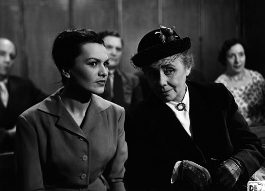 Zofia Slabozowska, Charlotte Küter (vorne v.l.n.r.) in "Begegnung im Zwielicht" (1960) "Begegnung im Zwielicht"; Quelle: DEFA-Stiftung, © DEFA-Stiftung, Eduard Neufeld