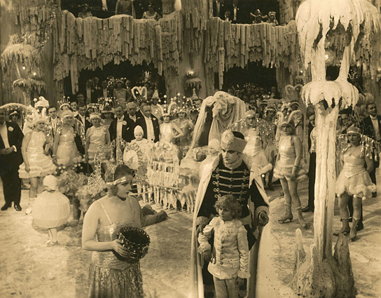 Dary Holm (vorne, links), Harry Piel (vorne, rechts oben) in "Auf gefährlichen Spuren" (1924) Auf gefährlichen Spuren