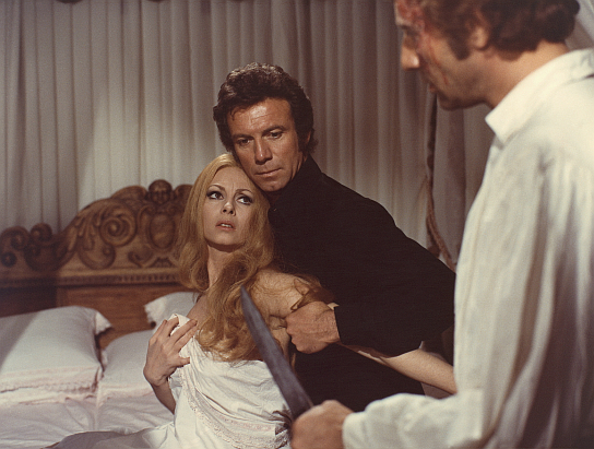 Michèle Mercier, Anthony Franciosa (Mitte) in "Dracula im Schloß des Schreckens" (1971) Dracula im Schloß des Schreckens