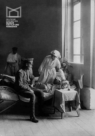 Heinrich Schroth, Dagny Servaes, Ernst Hoffmann (vorne v.l.n.r.) in "Das Tagebuch des Dr. Hart" (1916) Das Tagebuch des Dr. Hart