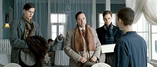 Szene mit Bill Skarsgard, Jan Josef Liefers, Karl Linnertorp, Katharina Schüttler (vorne v.l.n.r.) Simon