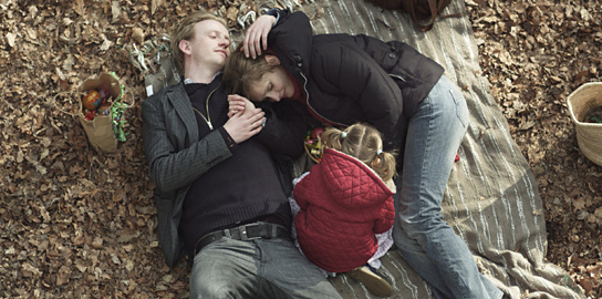 David Zimmerschied, Alexandra Finder, Chiara Kleemann (vorne) in "Die Frau des Polizisten" (2010-13) Die Frau des Polizisten, © Philip Gröning Filmproduktion