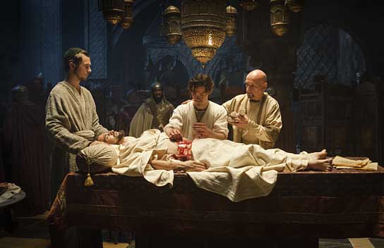 Michael Marcus, Tom Payne, Ben Kingsley (vorne, v.l.n.r.), Olivier Martinez (liegend) in "Der Medicus" (2012/13) Der Medicus, Quelle: UPI, DIF, © UFA Cinema GmbH