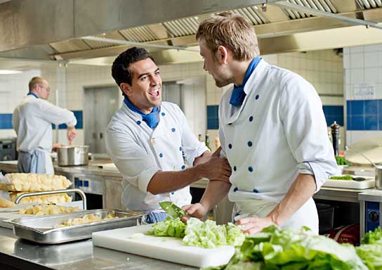 Szene mit Elyas M'Barek (Mitte), Max Riemelt (rechts) Heiter bis wolkig