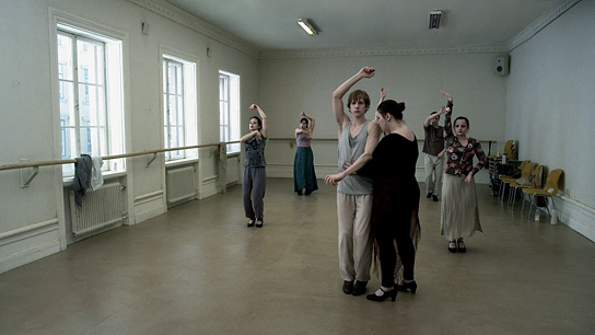 Oscar Salomonsson, Lotti Törnros (beide vorne) in "Eine Taube sitzt auf einem Zweig und denkt über das Leben nach" (2011-14) Eine Taube sitzt auf einem Zweig und denkt über das Leben nach, © Neue Visionen