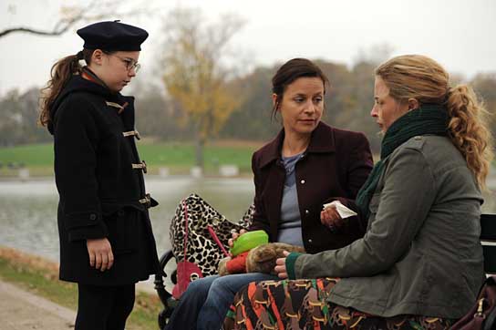 Szene mit Jule Ronstedt (Mitte), Diana Amft (rechts) Frisch gepresst