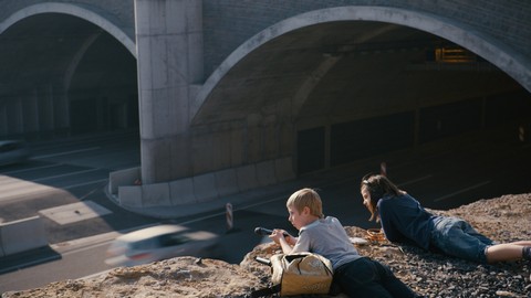 Kopfüber, Quelle: Alpha Medienkontor, DIF